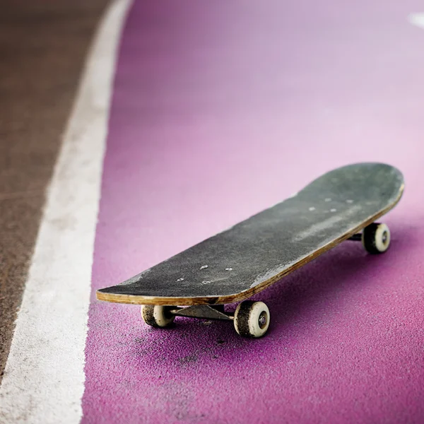Altes Skateboard auf dem Boden — Stockfoto