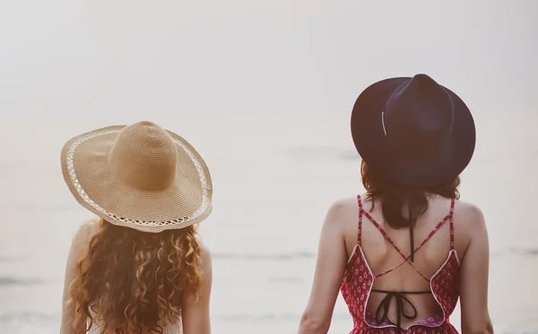 Meninas de pé na praia — Fotografia de Stock