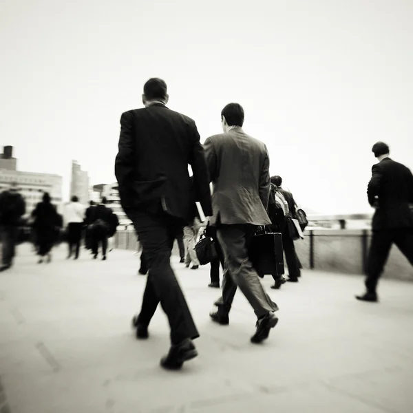 Zakenmensen wandelen in de stad — Stockfoto