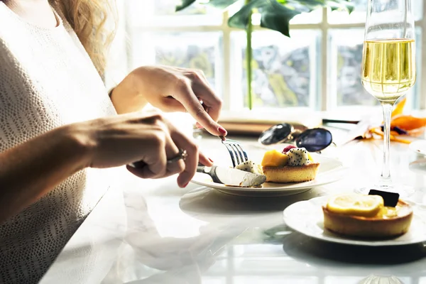 Жінка їсть десерт — стокове фото