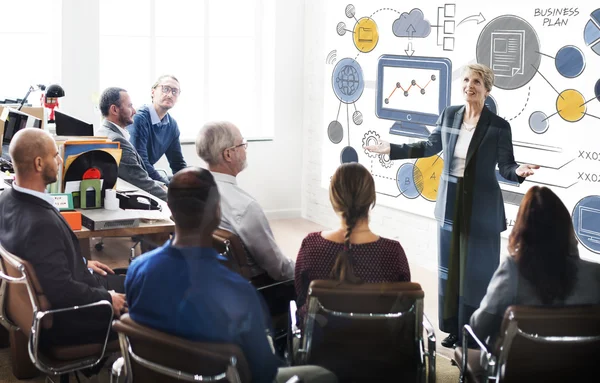 Compañeros de negocios trabajando juntos — Foto de Stock