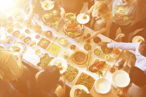 Pessoas fazendo refeições em festa — Fotografia de Stock