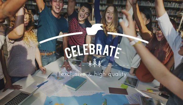 Estudiantes felices celebran —  Fotos de Stock