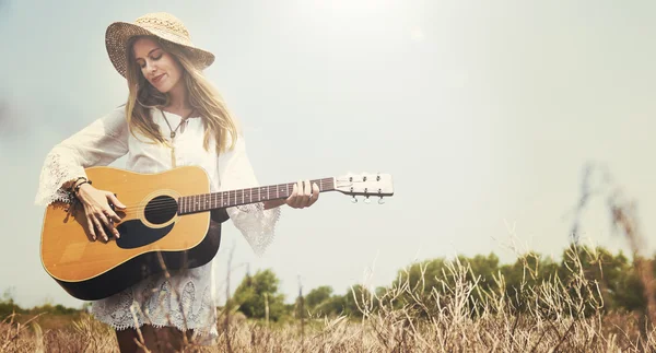 Beauté fille avec guitare — Photo