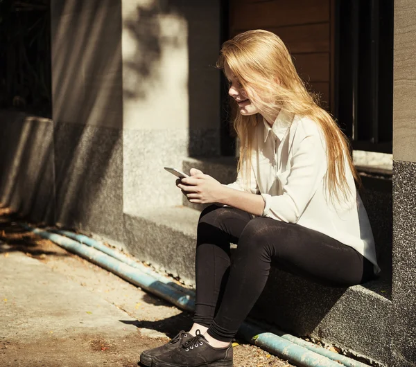 Jeune fille utilisant un téléphone intelligent — Photo