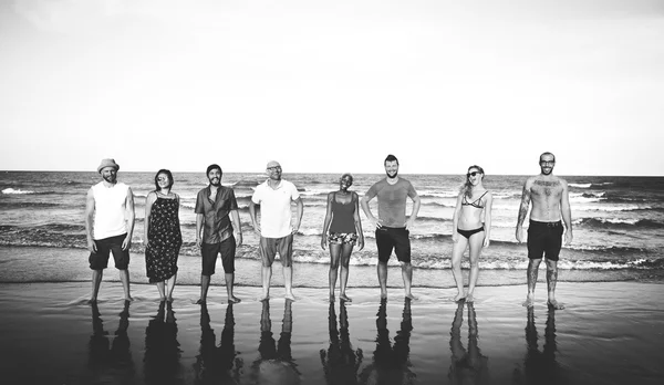 Amigos na praia de verão — Fotografia de Stock