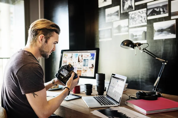 Fotógrafo sosteniendo cámara — Foto de Stock