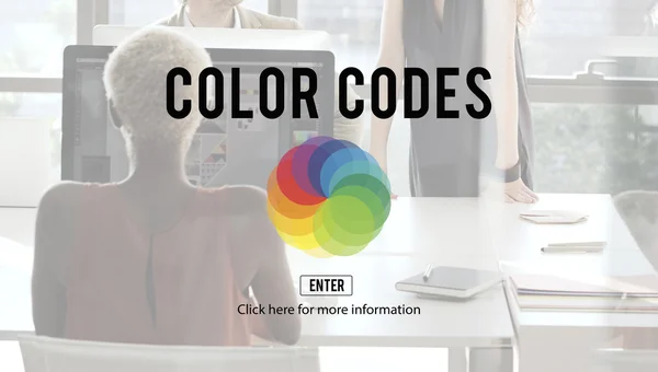 计算机和颜色代码上工作的女商人 — 图库照片