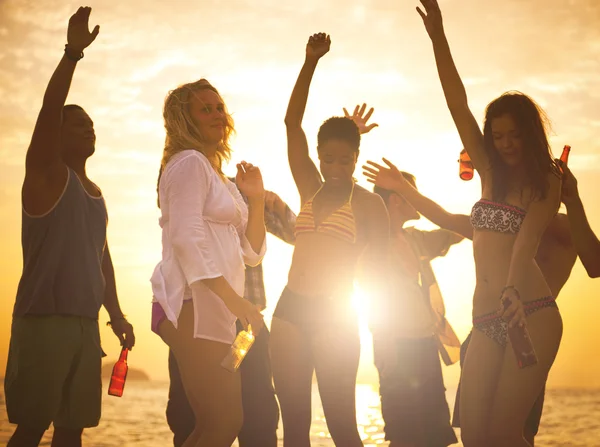 Gente divirtiéndose en fiesta de playa . —  Fotos de Stock