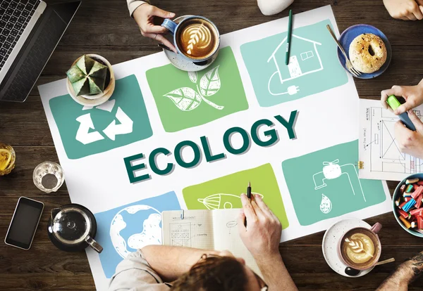 Mesa com cartaz com ecologia — Fotografia de Stock