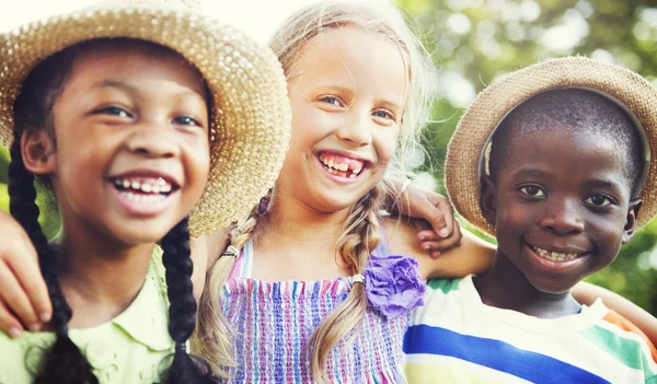 Niños multiétnicos al aire libre —  Fotos de Stock