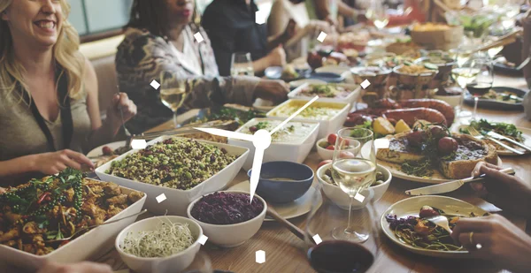 Lidé sedí u stolu a jíst — Stock fotografie