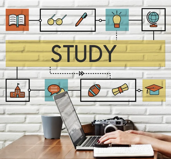 Dizüstü bilgisayarla çalışan kadın 