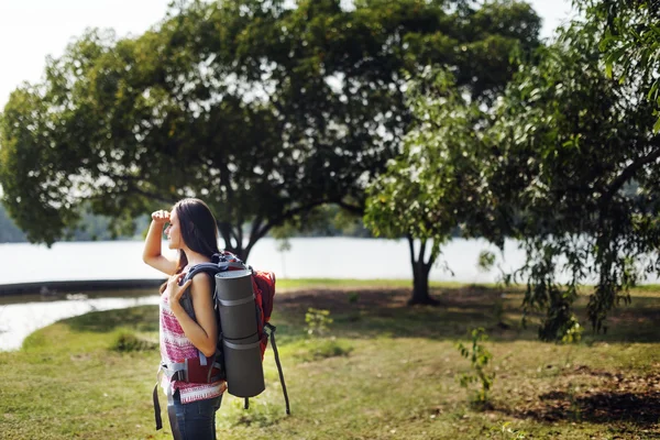 Ragazza che viaggia con lo zaino — Foto Stock