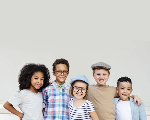 Kinder lachen und haben Spaß — Stockfoto