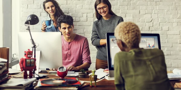 Hipsters trabajando en la oficina contemporánea — Foto de Stock