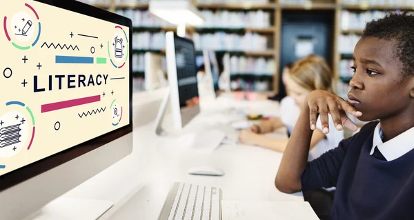 Děti studují s počítačem — Stock fotografie