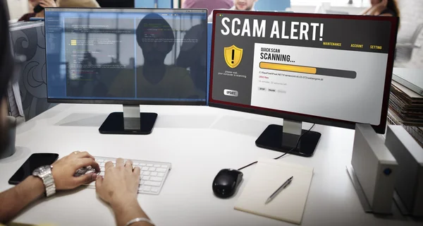 Homem de negócios trabalhando no computador com scam alerta — Fotografia de Stock