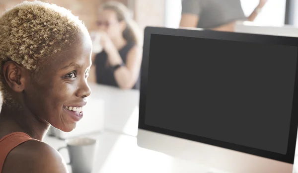 Forretningskvinde arbejder på computer med blank skærm - Stock-foto