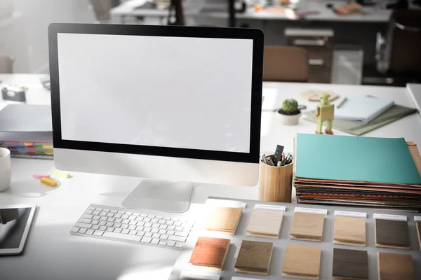 Computador na mesa de escritório — Fotografia de Stock