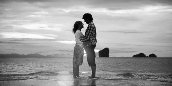 Casal relaxante na praia — Fotografia de Stock