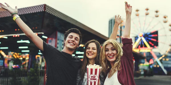 Amigos se divierten en Parque de Atracciones — Foto de Stock