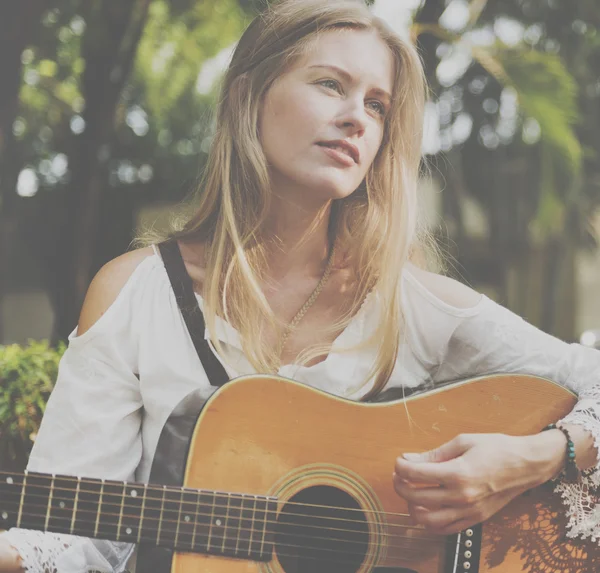 Schoonheid meisje met gitaar — Stockfoto