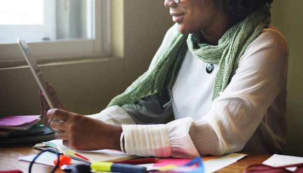 Afrikaanse vrouw met behulp van Tablet PC. — Stockfoto