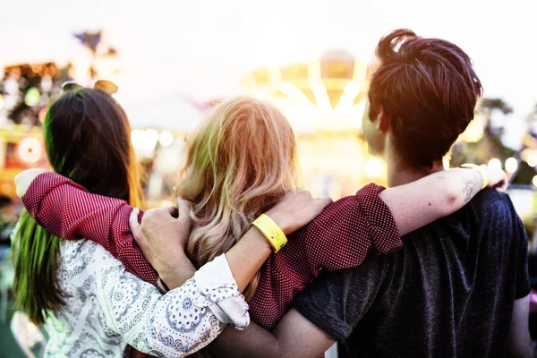 Amigos se divierten en Parque de Atracciones —  Fotos de Stock