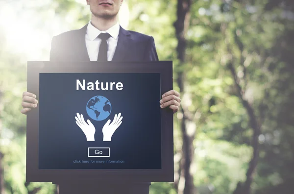 Uomo d'affari azienda bordo a natura — Foto Stock