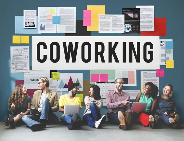 Diversidade amigos perto da parede com coworking — Fotografia de Stock