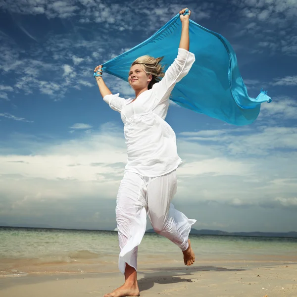 Kvinnan känner sig gratis på stranden — Stockfoto