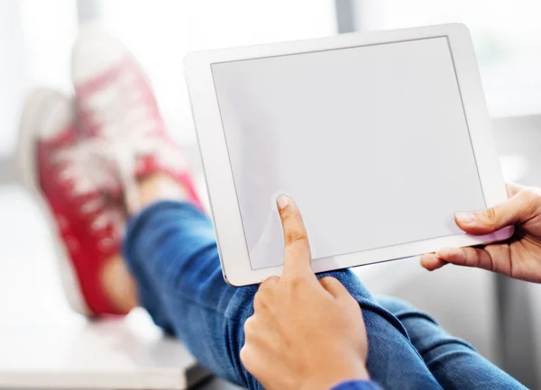 Person surft auf digitalem Tablet — Stockfoto