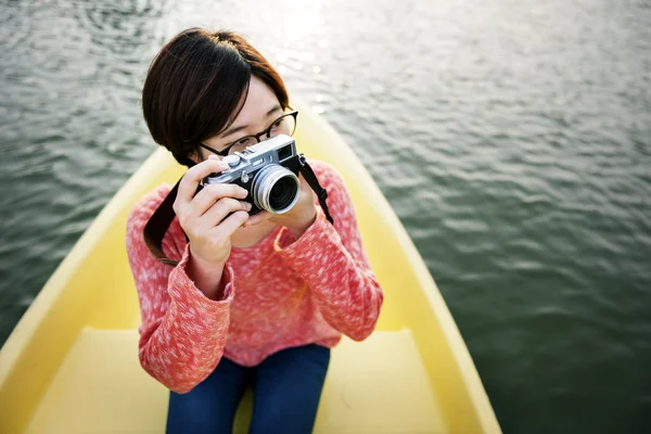 Asiatische Mädchen mit Filmkamera — Stockfoto