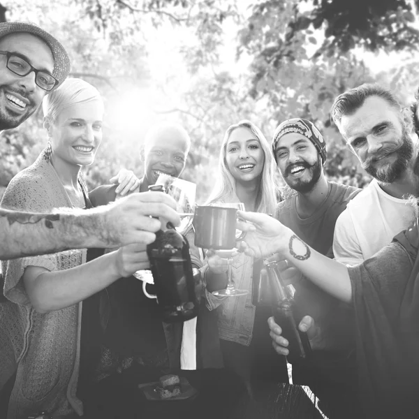Amigos bebendo cerveja ao ar livre — Fotografia de Stock