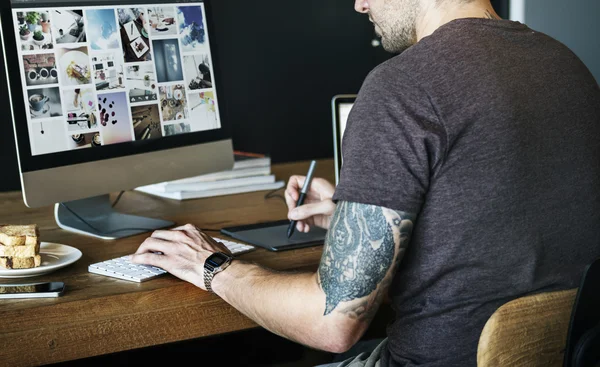 Homem trabalhando com computador — Fotografia de Stock