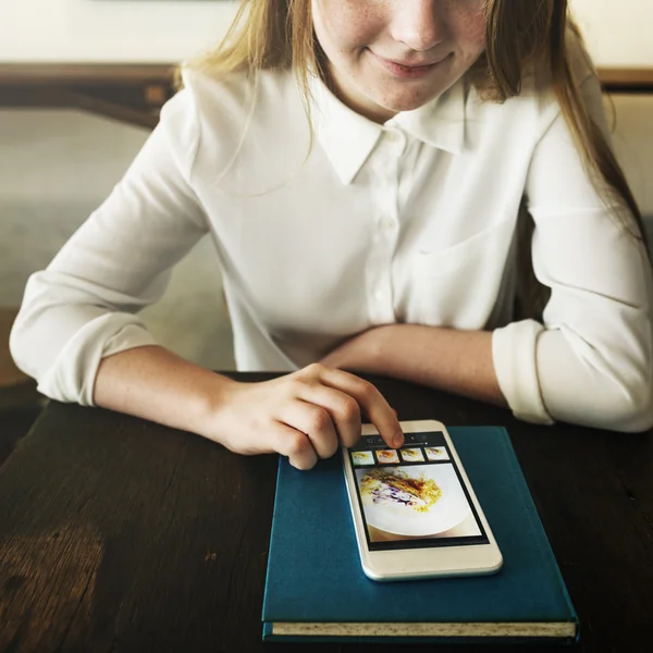 Chica joven usando el teléfono inteligente — Foto de Stock
