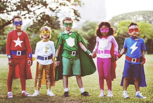 Kinder in Superheldenkostümen — Stockfoto