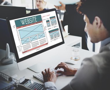 İşadamı bilgisayarda Web sitesi ile çalışma