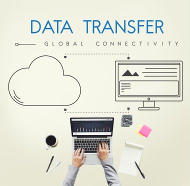 laptop ile çalışan kişi 