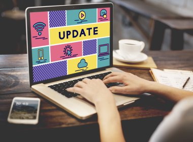 Kafede dizüstü bilgisayar ile çalışan kadın