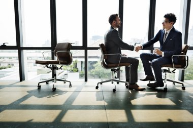 İş adamları el sıkışıyor 