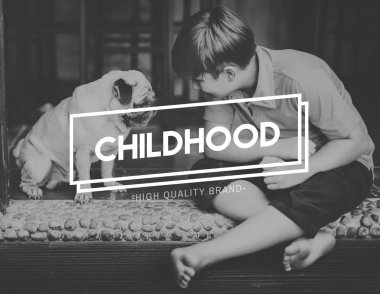 çocuk ile halı üzerinde oturan köpek