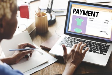 Dizüstü bilgisayarla çalışan kadın