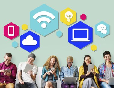 İnsanlar dijital araçları tarama  