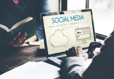 laptop ile çalışan kişi