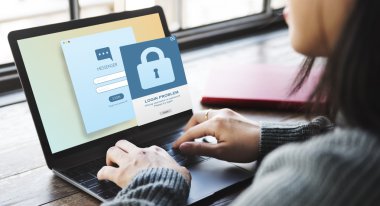 Dizüstü bilgisayarla çalışan kadın