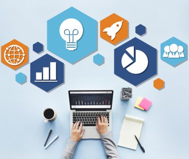 Dizüstü bilgisayar kullanan kadın