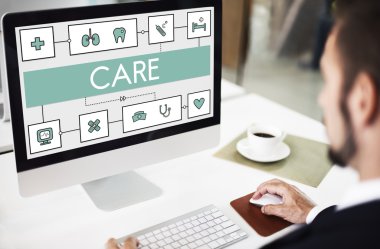 Bilgisayarda çalışan iş adamı