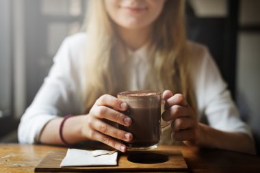 kadın içki içecek